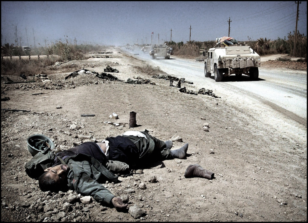 April 2003 "Dødsveien" De amerikanske styrkene etterlater seg død og fordervelse når de nærmer seg Baghdad.